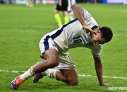 开云体育在线-包含欧洲杯预选赛场上激战，球员负气奋战的词条