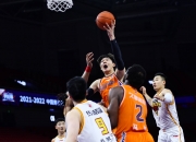 开云APP-联赛中球员们展现出激烈竞争态势