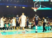 开云官网-现场篮球比赛将观众带入紧张氛围