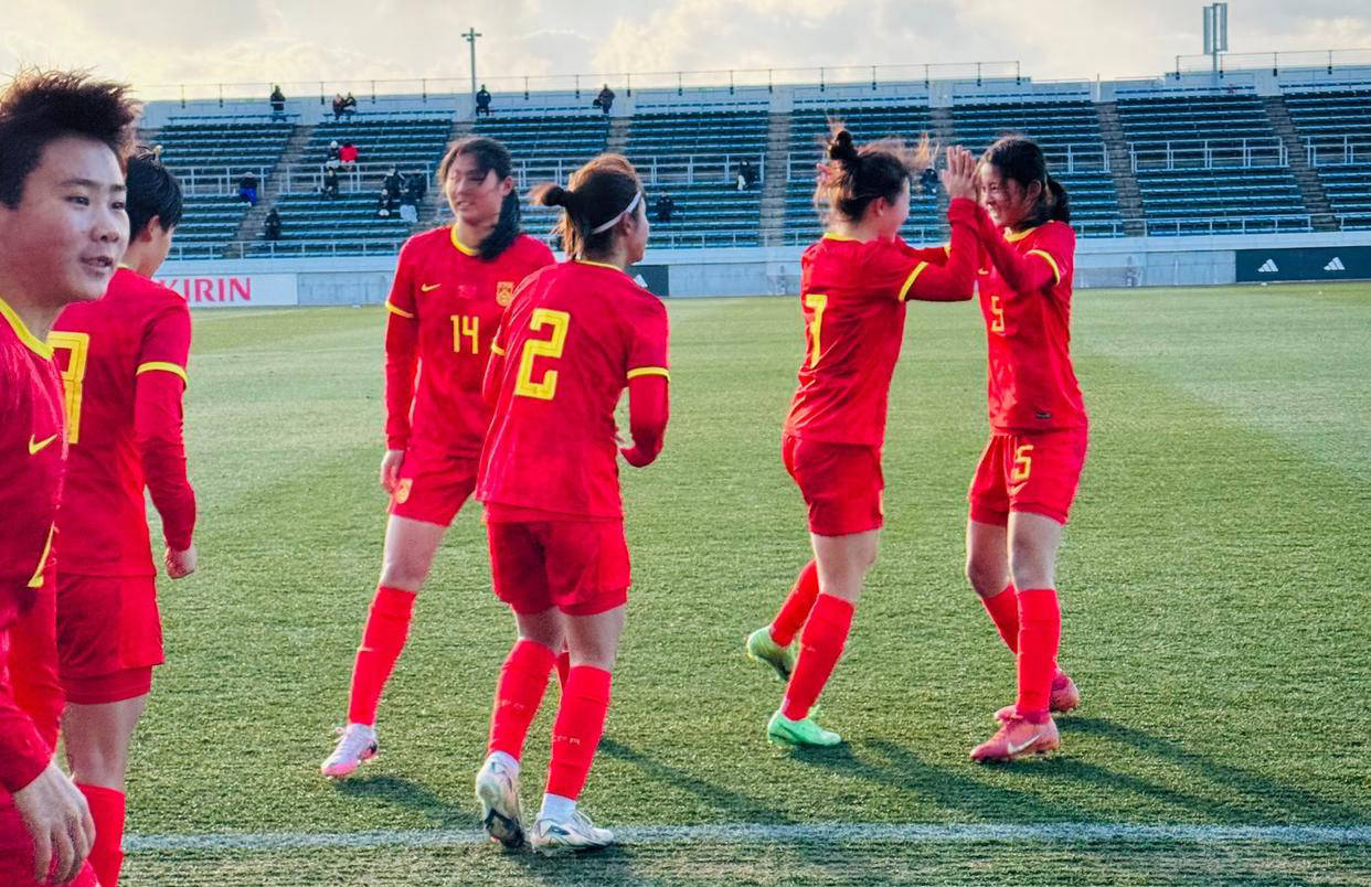 关于国际足球赛场上，女队员实现亮眼表现的信息