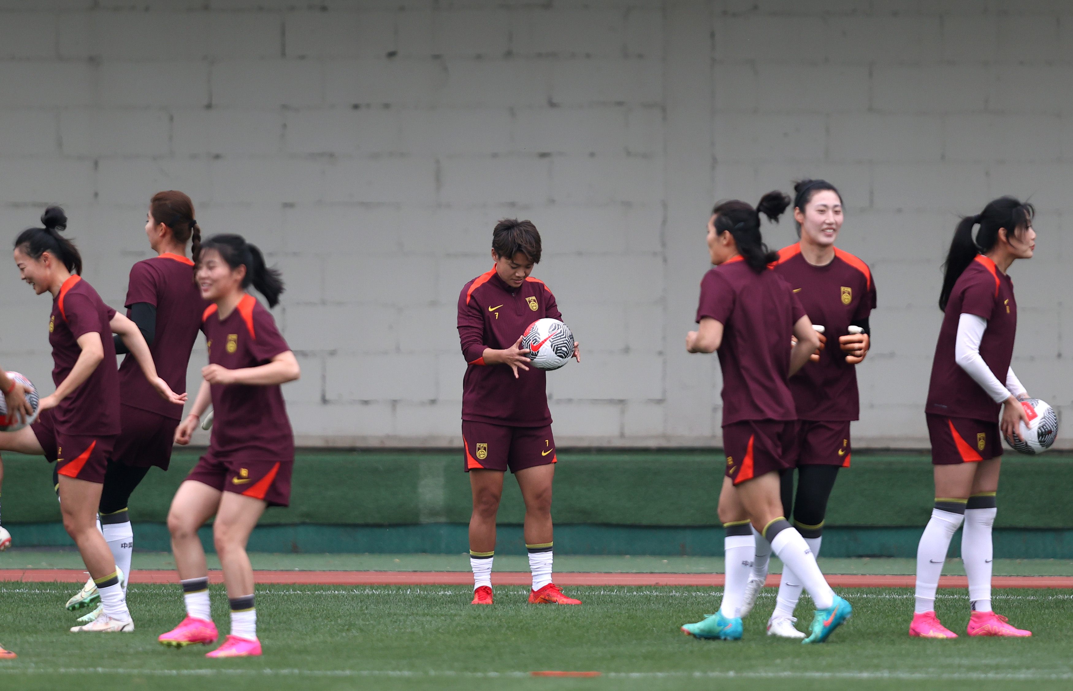 中国女足球队在比赛中灵活运用战术