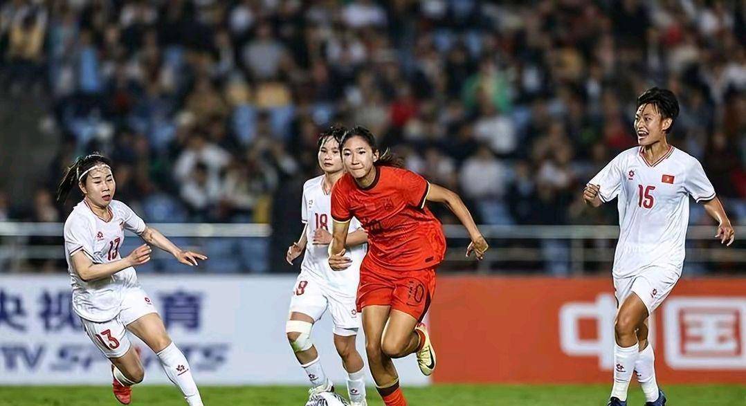 中国女足球队在比赛中灵活运用战术