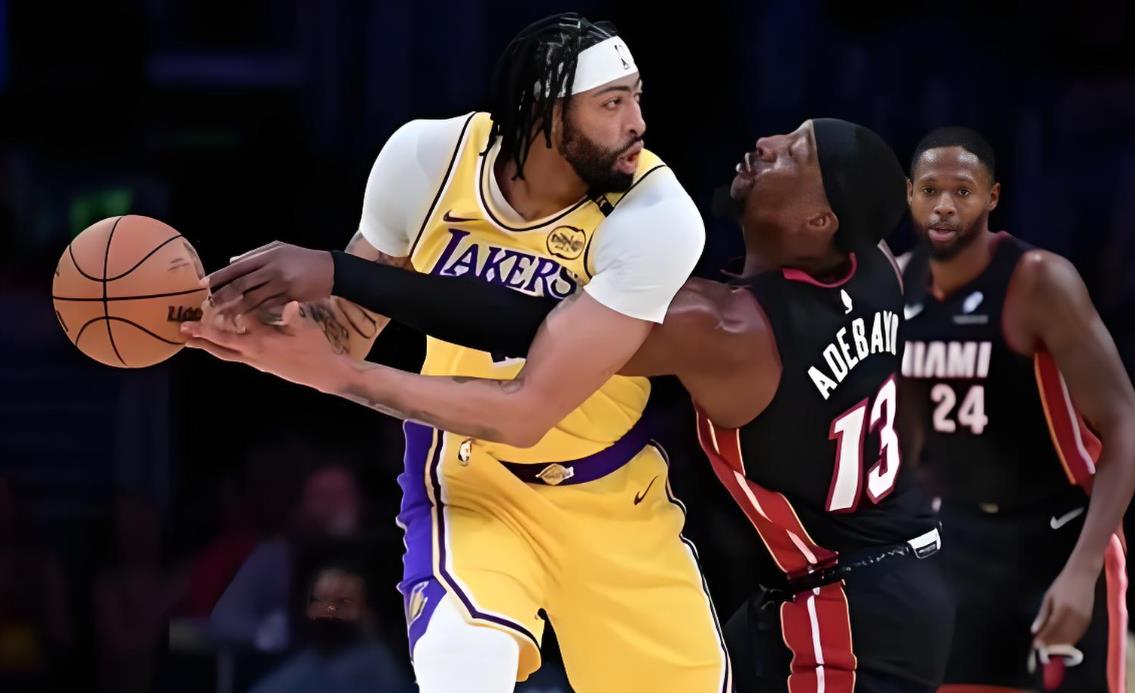 包含乌克兰女足对决中国队：国际友谊赛上球队团结一心的词条