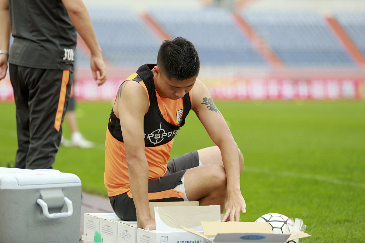 运动员在赛场上发挥出色,引发观众热情 运动员在赛场上发挥出色,引发观众热情