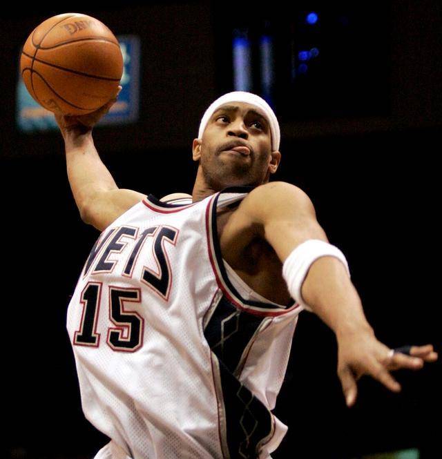 球员们在比赛中展现出高超的技术水平 球员们在比赛中展现出高超的技术水平