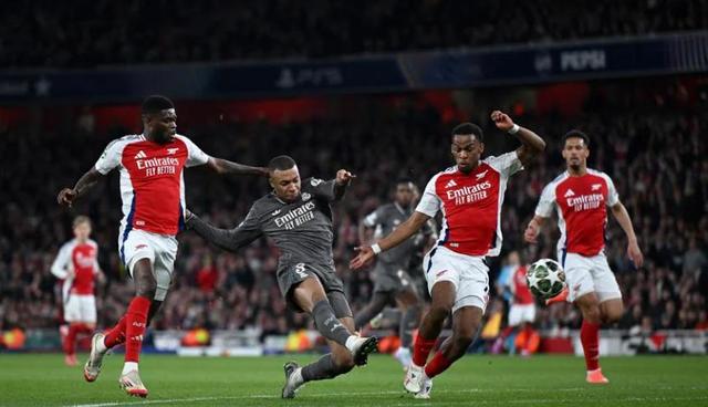 欧洲豪强球队争霸赛场,球迷尽情欢呼 欧洲豪强球队争霸赛场,球迷尽情欢呼