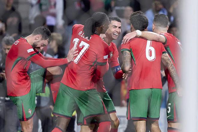 欧洲豪强球队争霸赛场,球迷尽情欢呼 欧洲豪强球队争霸赛场,球迷尽情欢呼