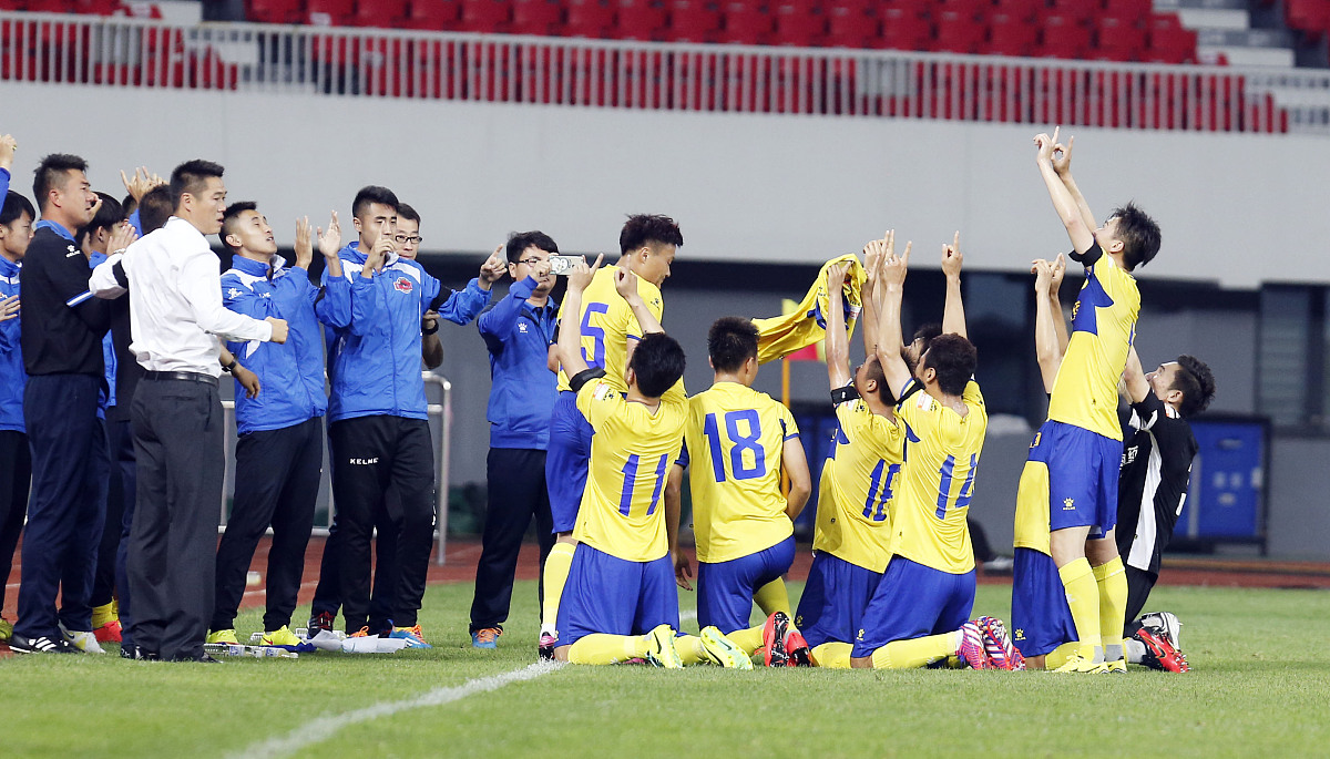 关于足球比赛人气爆表，球员们展现出色表现的信息