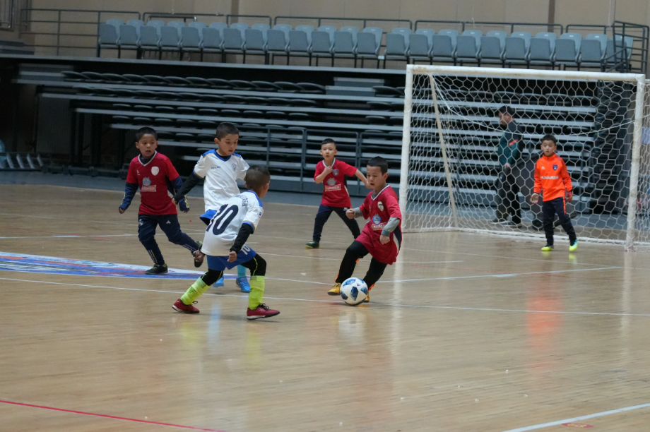 关于足球比赛人气爆表，球员们展现出色表现的信息