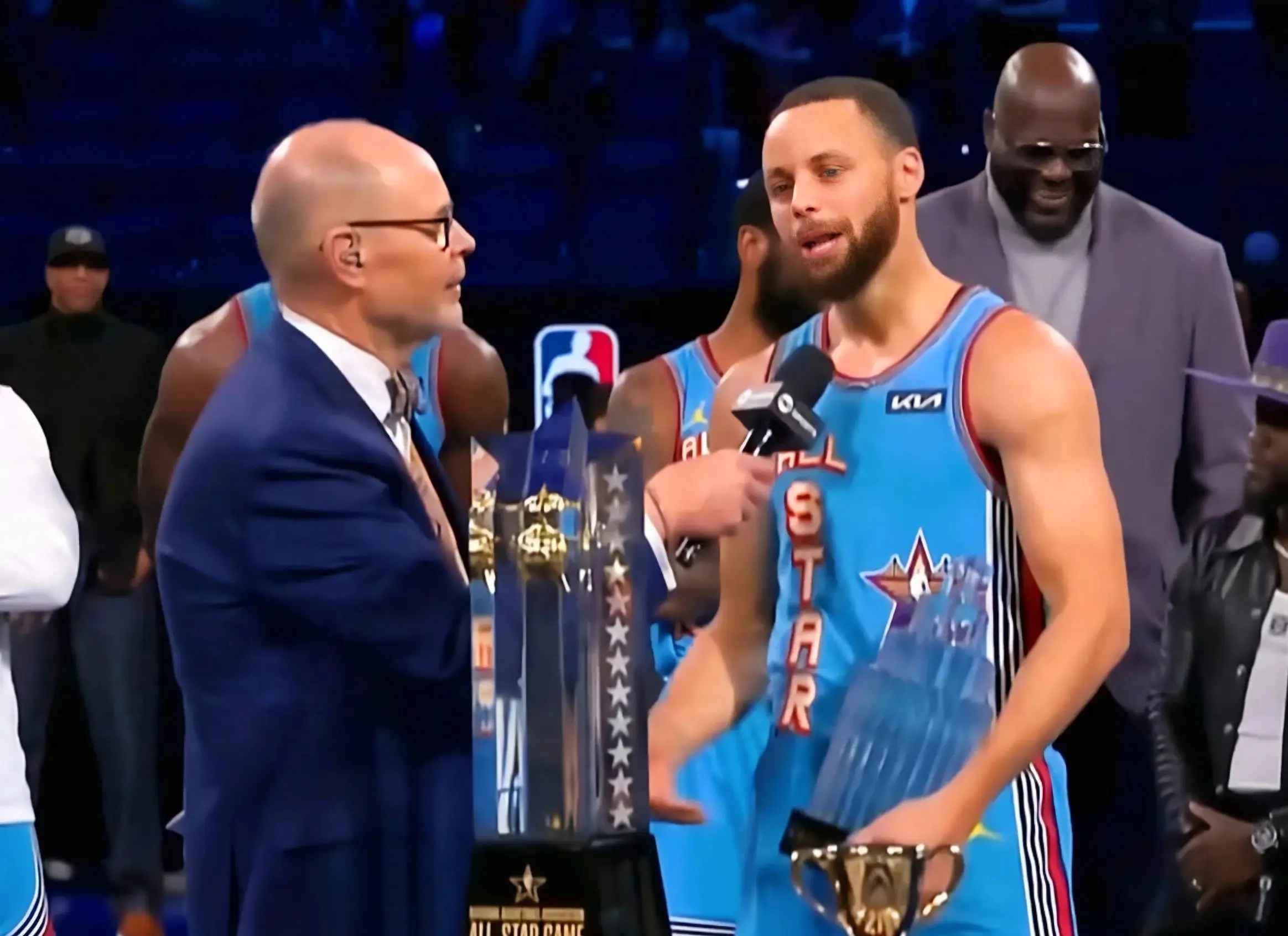 包含美国高中篮球决赛：洛杉矶队力克纽约，夺得冠军的词条