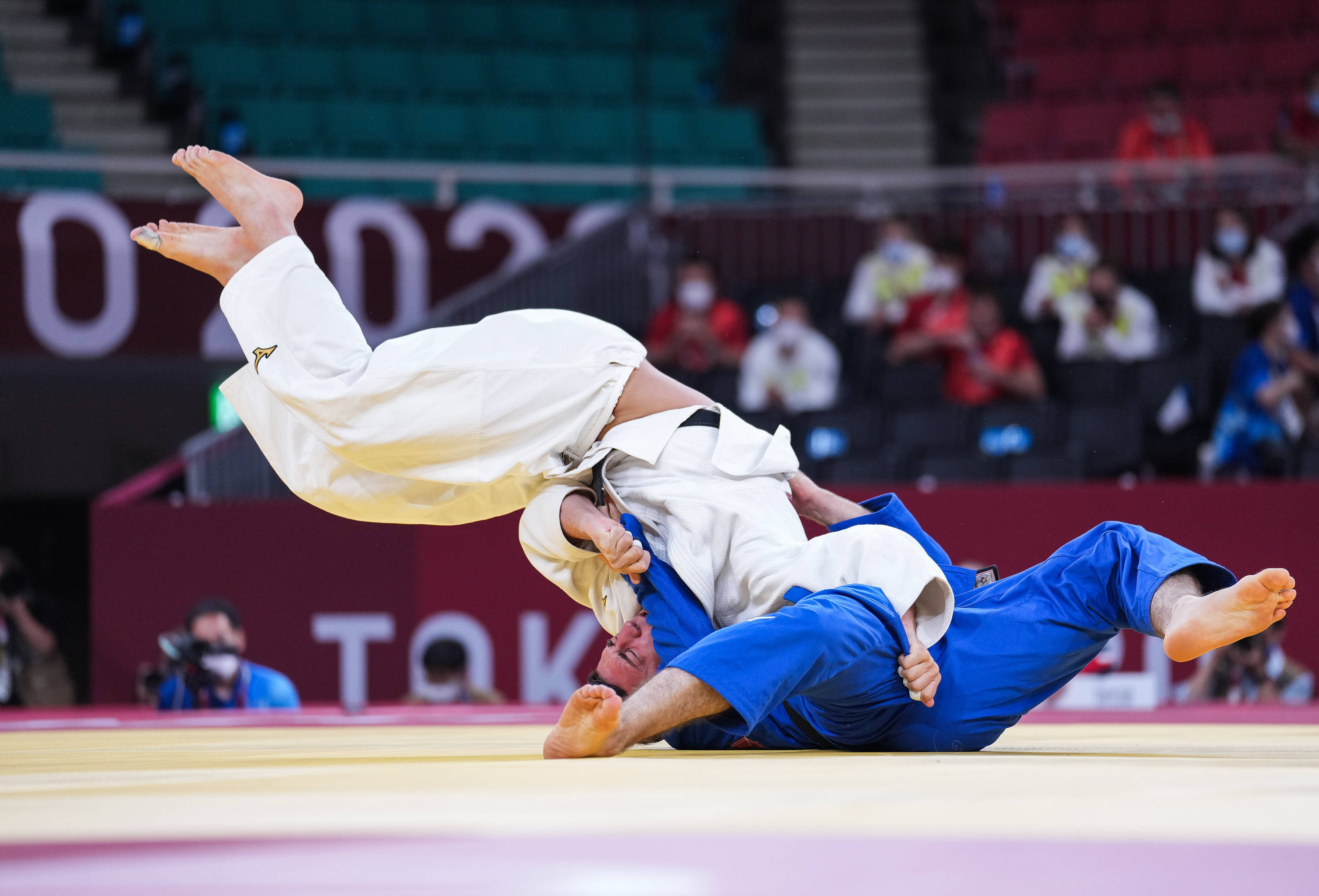 柔道女子团体比赛，法国队夺得金牌