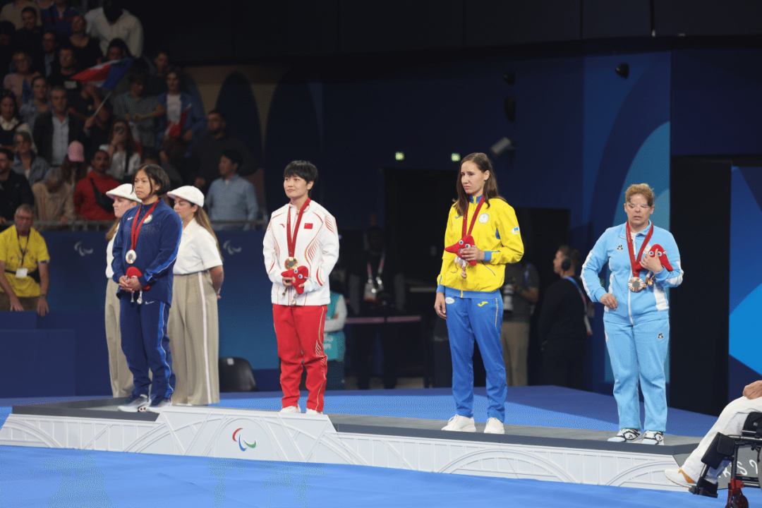 柔道女子团体比赛，法国队夺得金牌