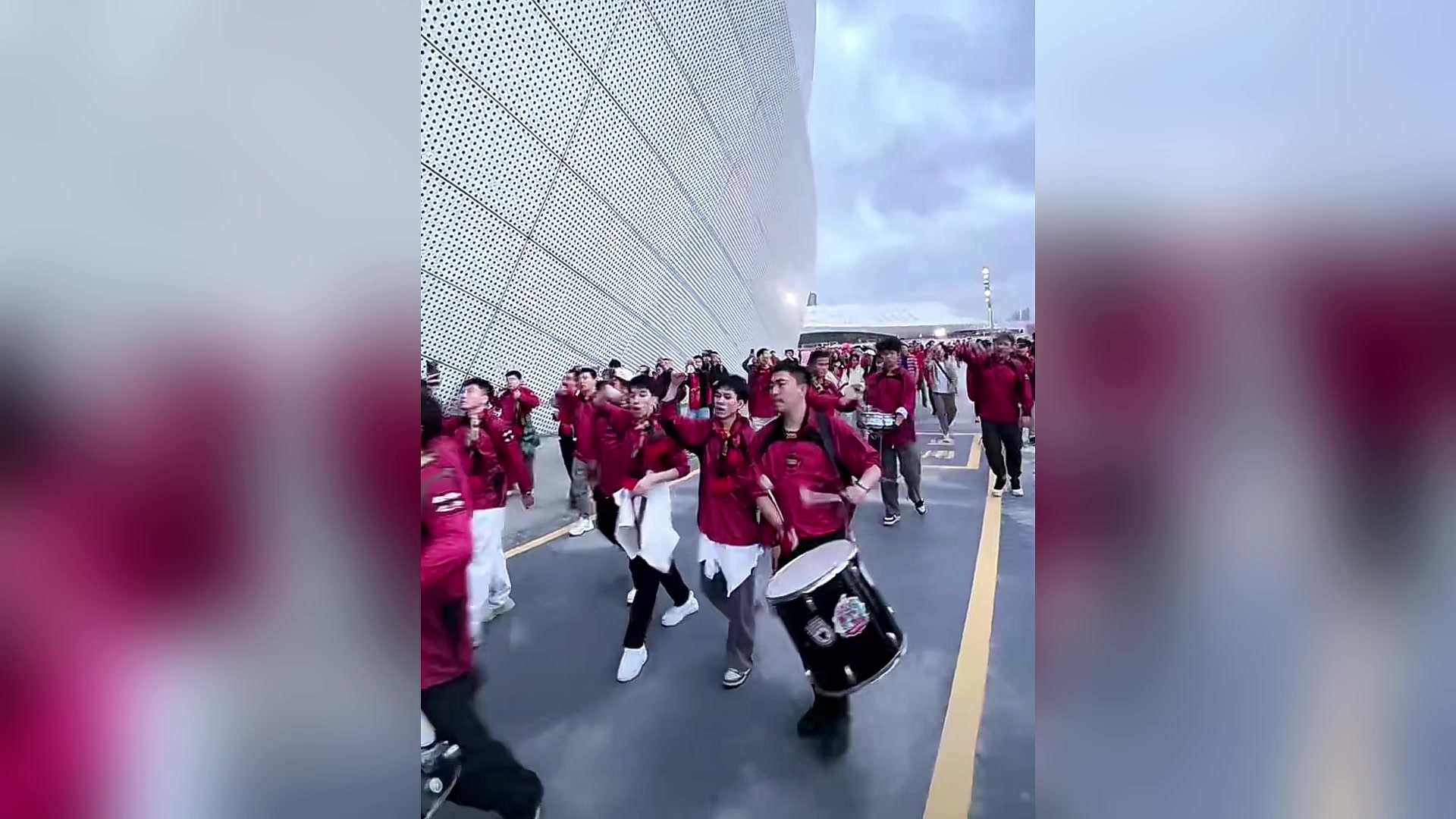 包含现场气氛热烈，球迷为自己支持的球队呐喊助威的词条