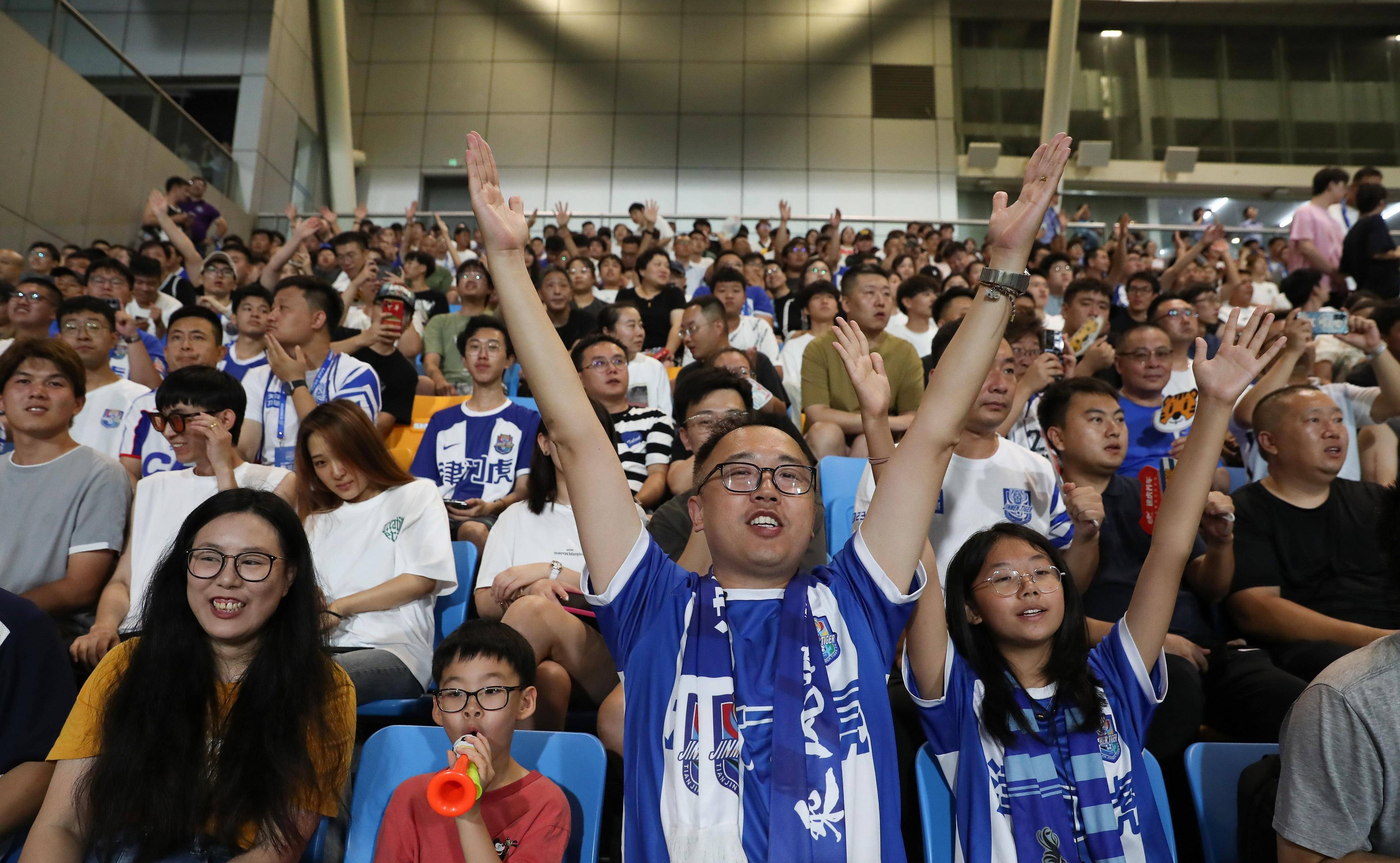 包含现场气氛热烈，球迷为自己支持的球队呐喊助威的词条