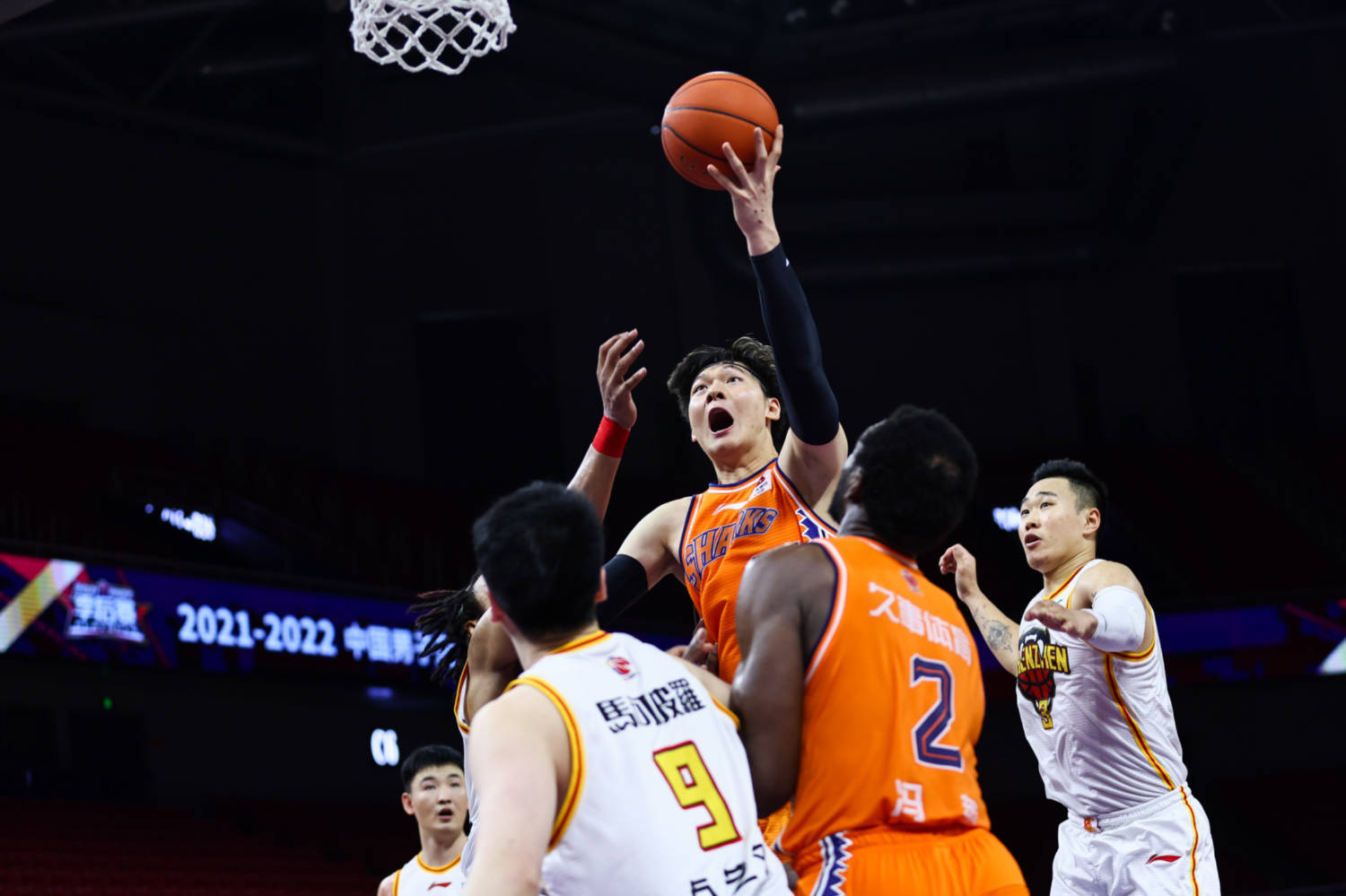 联赛中球员们展现出激烈竞争态势 联赛中球员们展现出激烈竞争态势