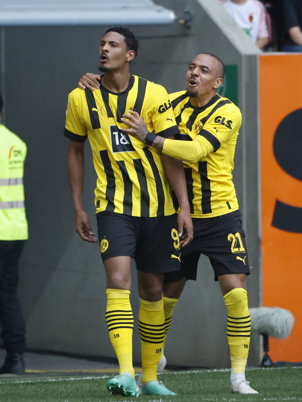 多特蒙德主场险胜奥格斯堡,保持积分优势 多特蒙德主场险胜奥格斯堡,保持积分优势