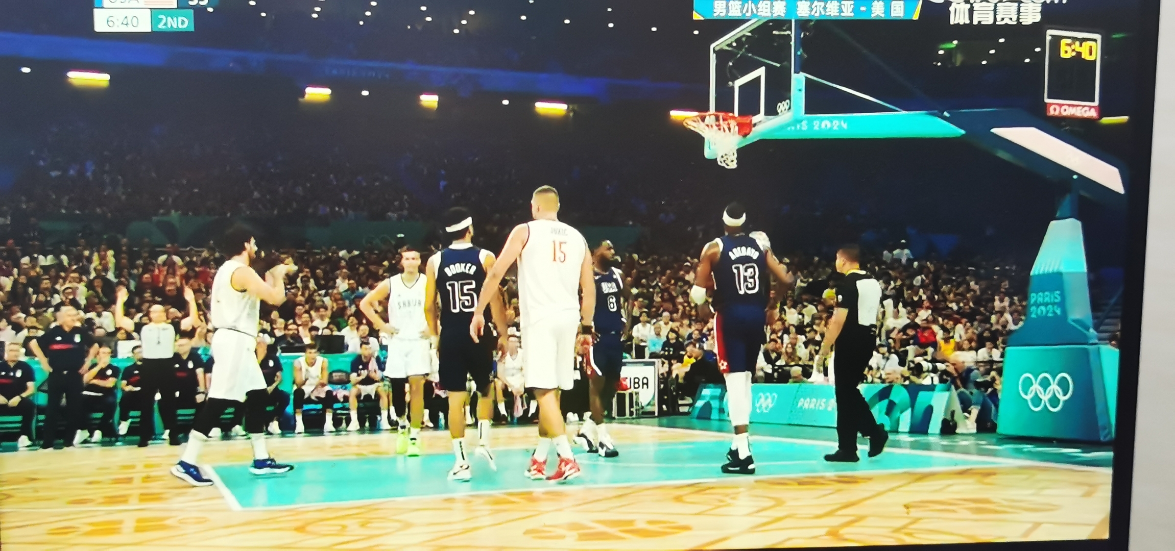 现场篮球比赛将观众带入紧张氛围 现场篮球比赛将观众带入紧张氛围