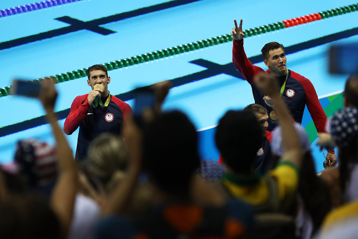 足球赛事中一支队伍掌控局势取得胜利 足球赛事中一支队伍掌控局势取得胜利