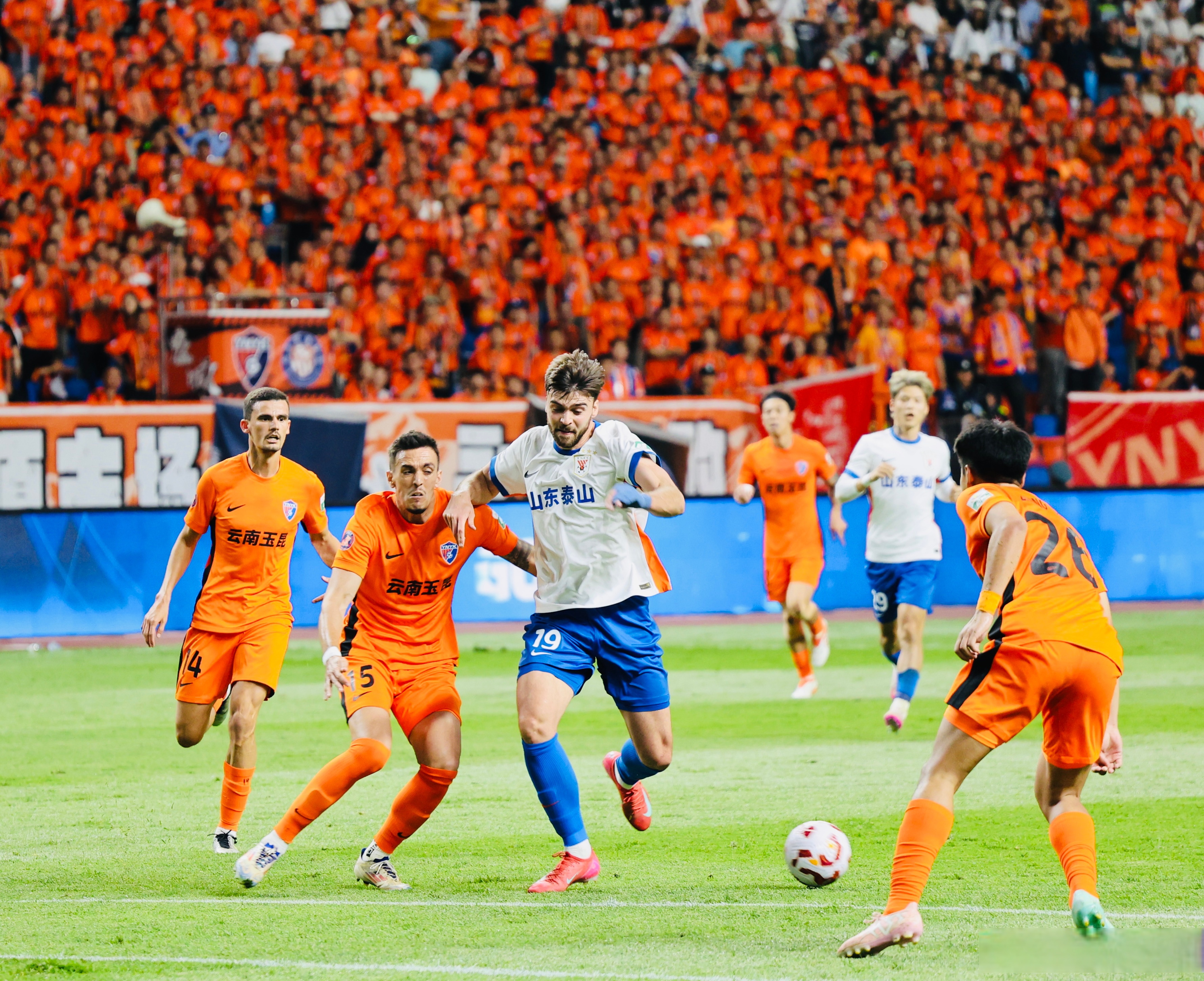 主场球队战胜对手，晋级半决赛