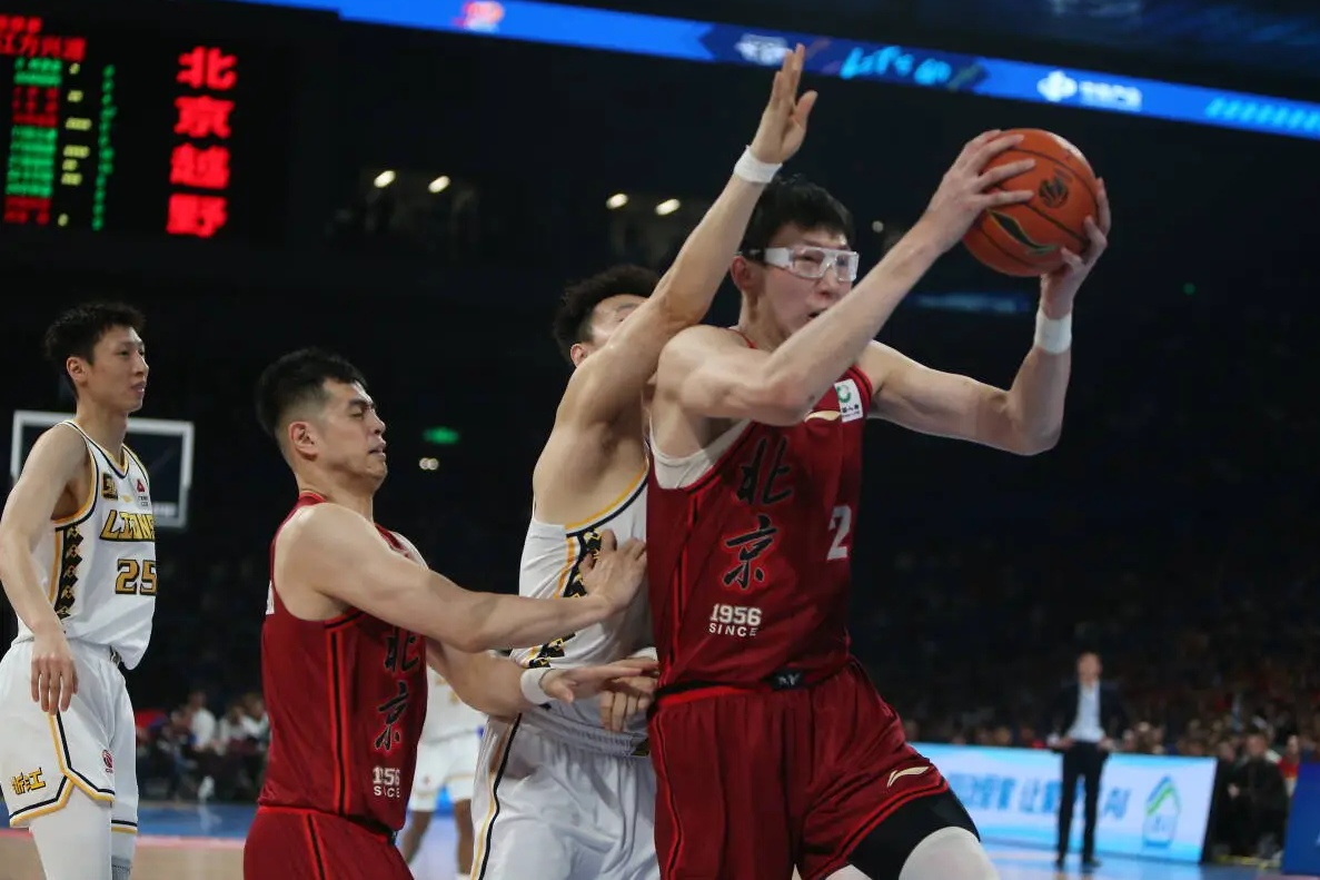 篮球比赛中球队全力拼搏,终获巨大突破 篮球比赛中球队全力拼搏,终获巨大突破