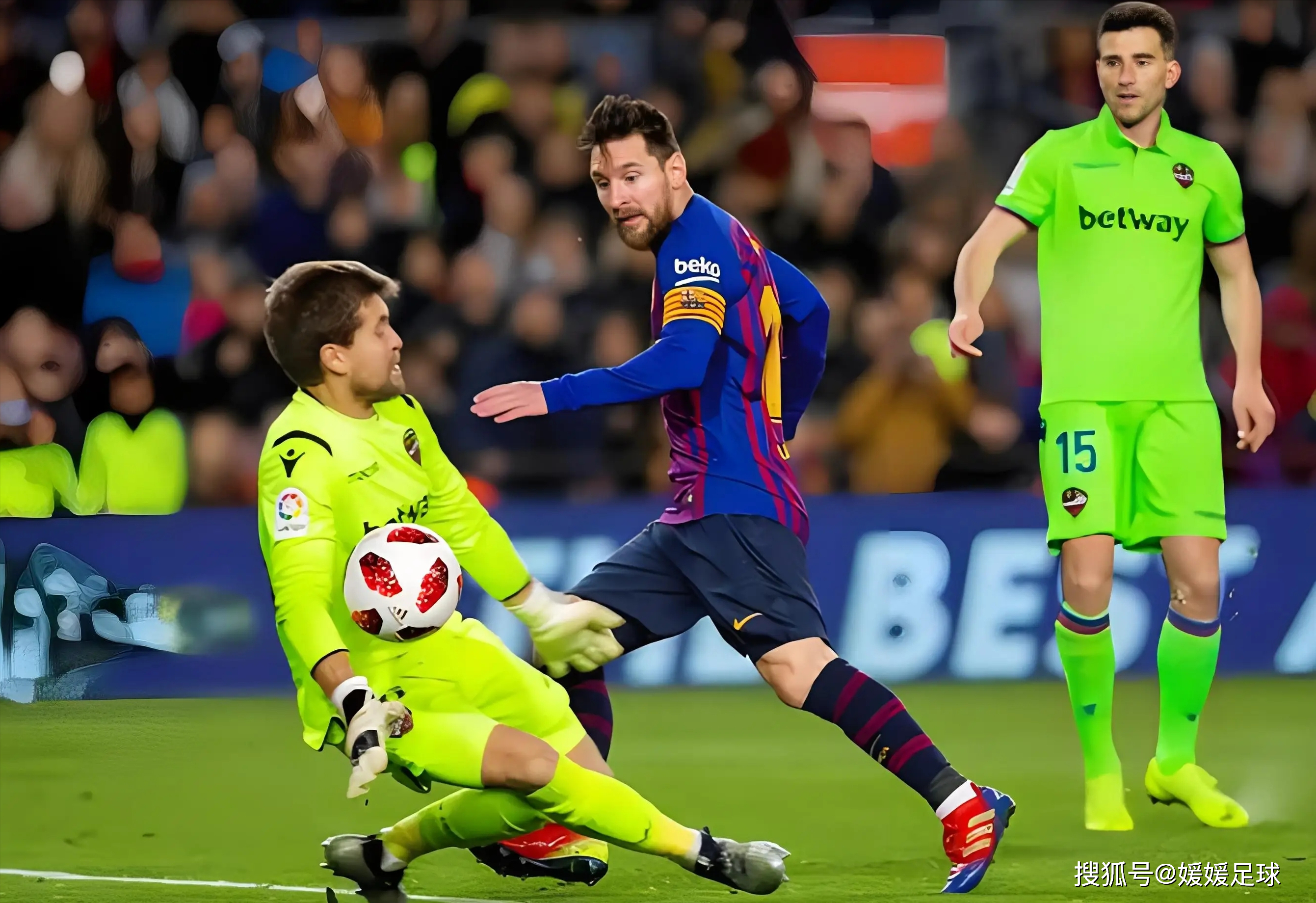 足球比赛场面火爆,球员拼尽全力 足球比赛场面火爆,球员拼尽全力