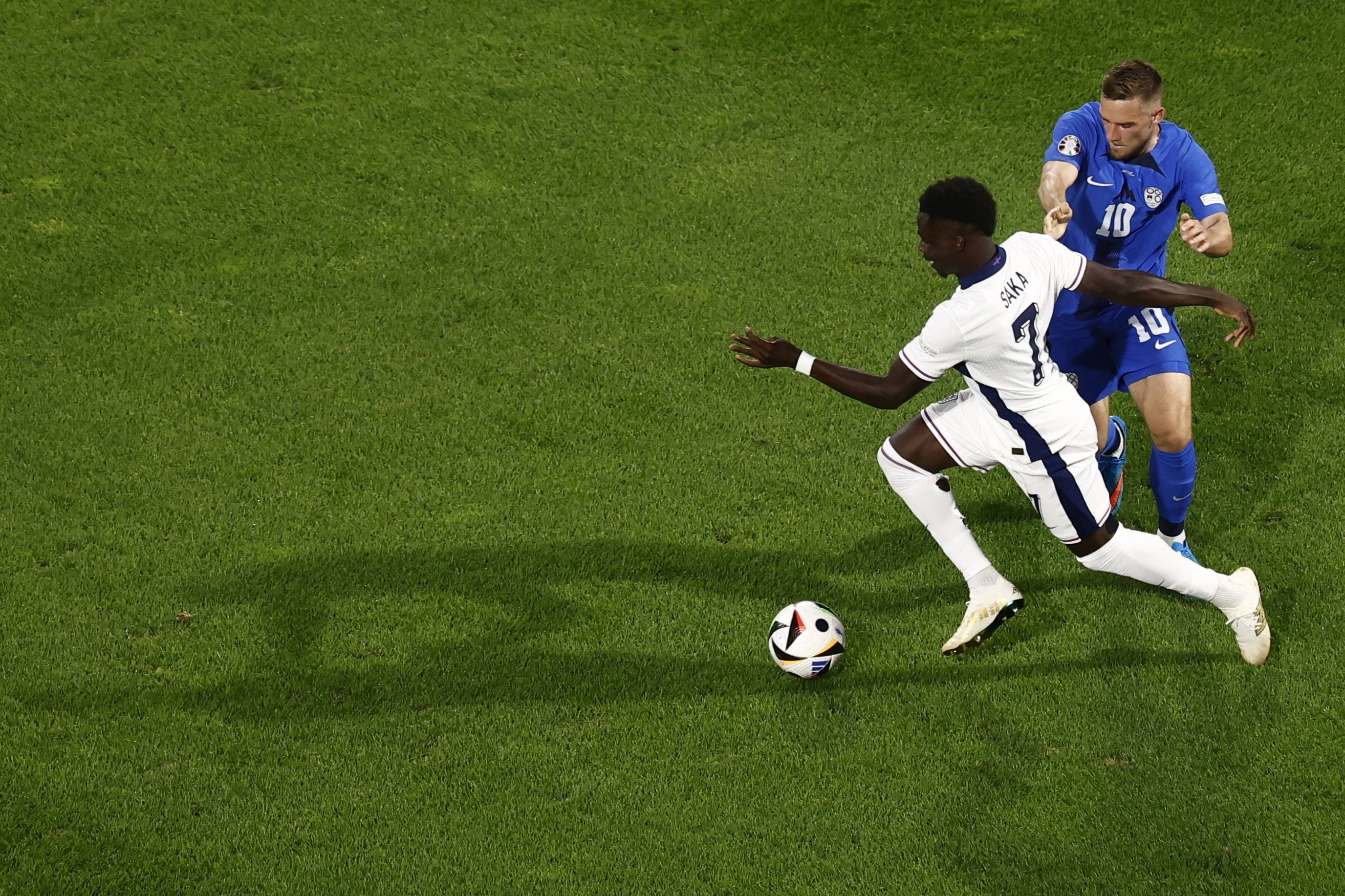 足球比赛场面火爆,球员拼尽全力 足球比赛场面火爆,球员拼尽全力