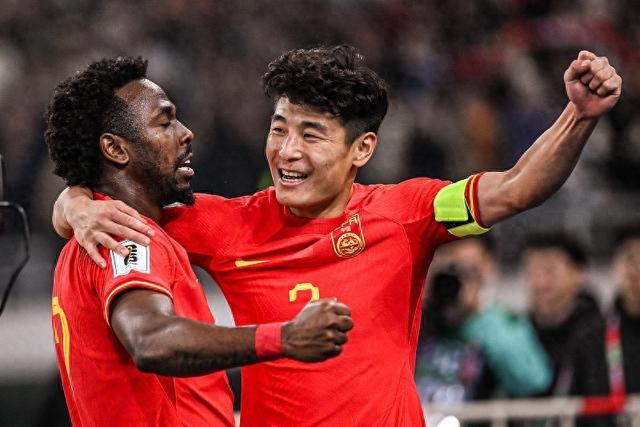 包含新加坡球队主场告捷，暂居小组第二的词条