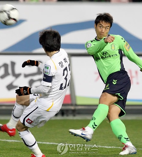 包含国内足球热血战役，疯狂轮番上演的词条