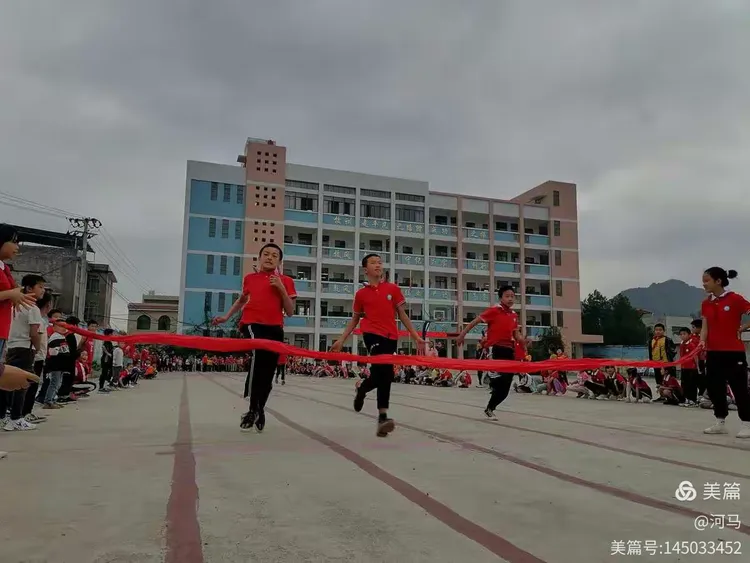 顽强拼搏!选手冲刺终点线,差距微弱 顽强拼搏!选手冲刺终点线,差距微弱