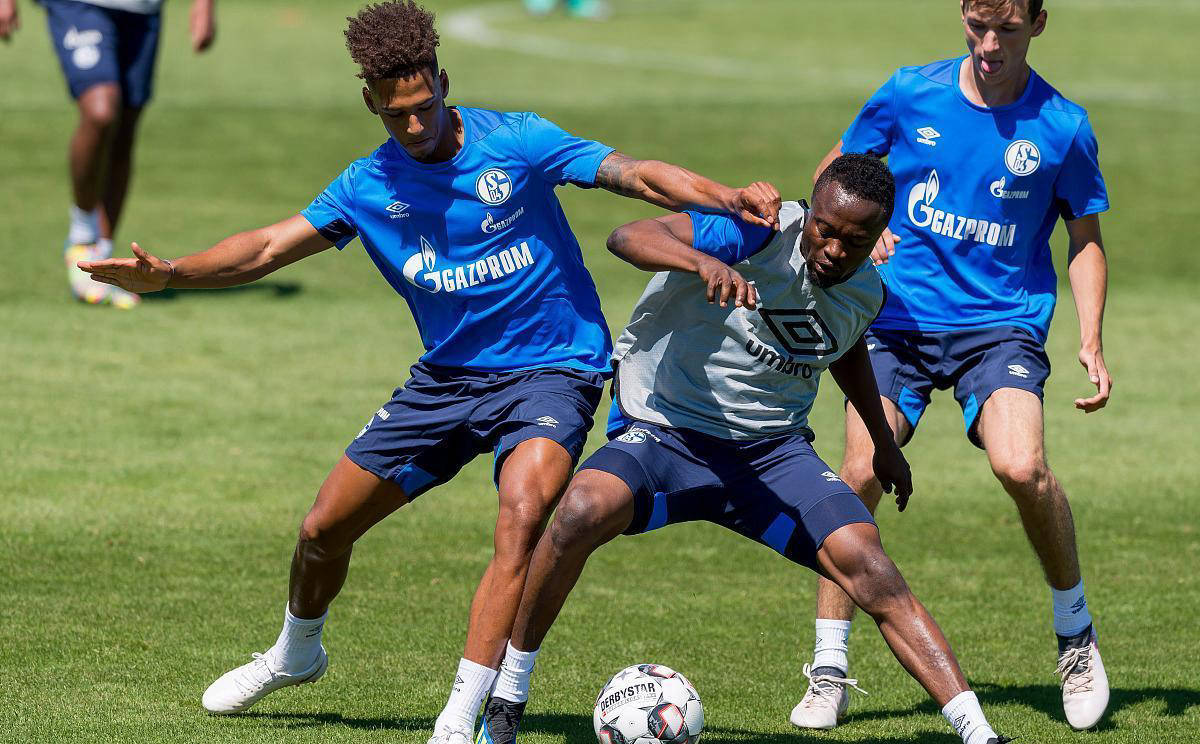 阿贾克斯客场战胜比尔森,小组领跑之路 阿贾克斯客场战胜比尔森,小组领跑之路